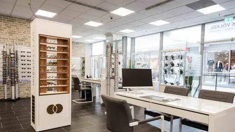 Optik Völkel, Verkaufsraum mit Brillenauswahl