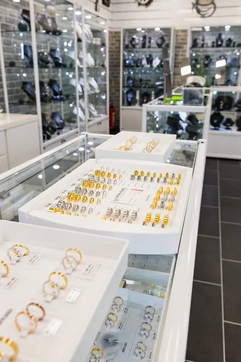 Optik Völkel, Brillenregale im Verkaufsraum