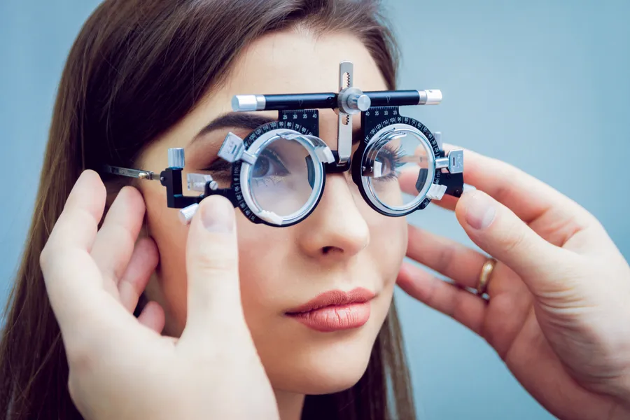 Sehtest-Arbeitsplatz bei Optik Völkel