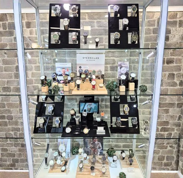 Uhrenvitrine bei Optik Völkel mit Modellen von Citizen und Sternglas