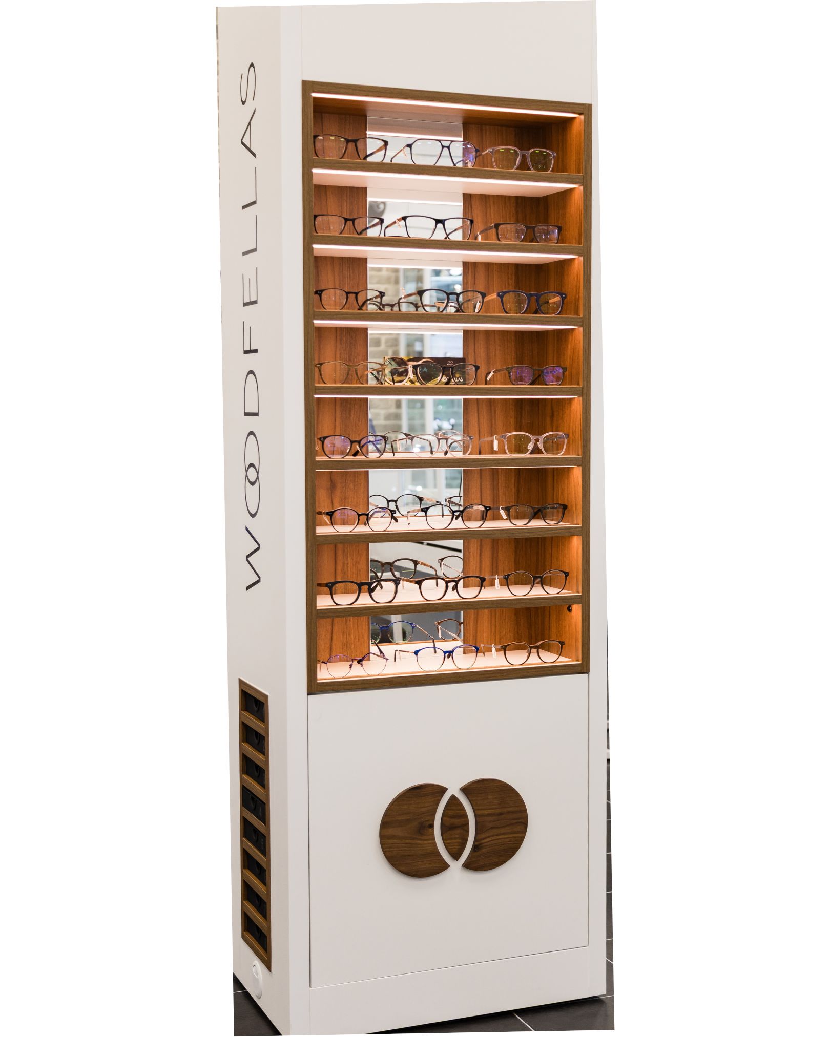 WOODFELLAS-Brillendisplay bei Optik Völkel mit verschiedenen Fassungen im beleuchteten Regal