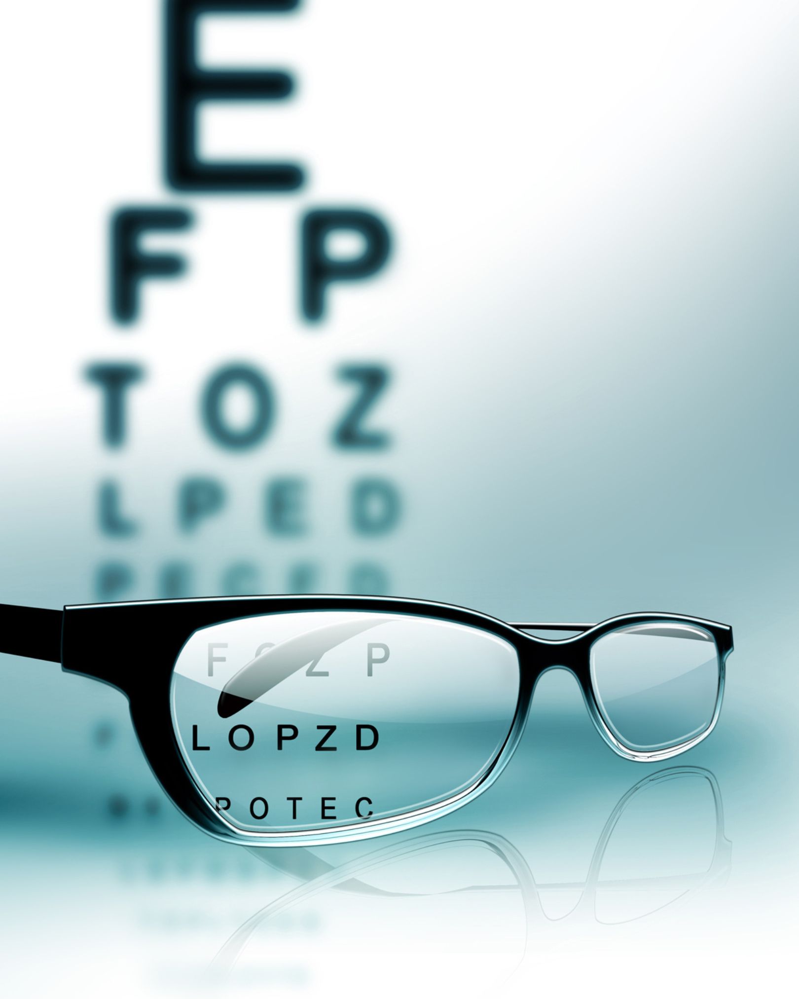 Brille liegt vor einer Sehtafel beim Sehtest im Optikfachgeschäft