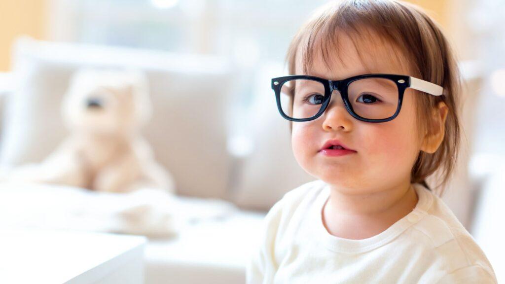 Wie sich das Sehvermögen bei Kindern entwickelt – Meilensteine, Risiken und was Eltern wissen sollten